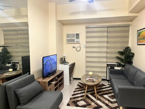 Pasay Apartamento | Cozy, aesthetic Pet friendly 1br Condo with balcony in Pasay with Manila Bay View Near MOA & Okada WFH ready Free Pool Acces Gym and Sauna