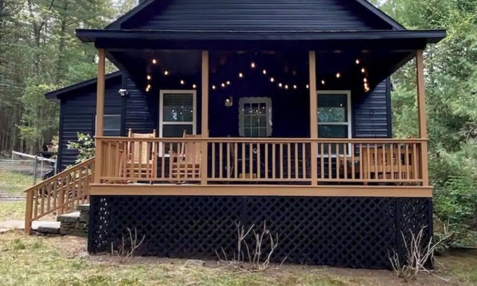 Tafton Casa | Cozy all season cabin w/ private boathouse & dock!