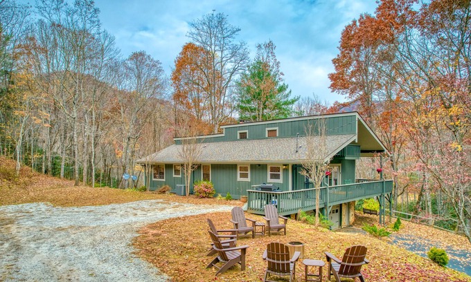 Otto Casa | Cozy all-season escape with firepit, decks, fireplace & fast WiFi - dog-friendly