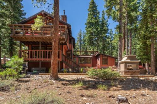Ridgewood Casa | Cozy and central Tahoe cabin with private hot-tub outdoor fireplaces close to slopes