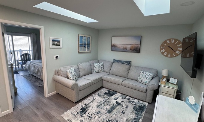 North End Condominio | Cozy and Clean Boardwalk/Beach Block Condo with Parking and Pool