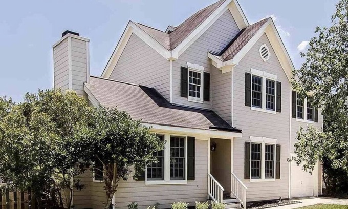 Brookstone Casa | Cozy and colorful house; parks and trails around; Fenced in backyard with patios