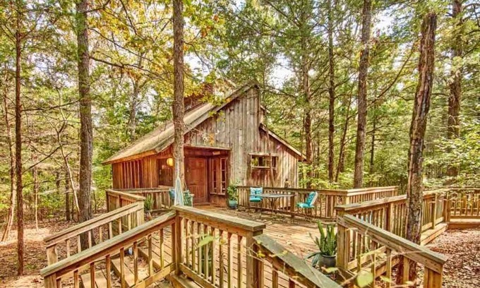 Van Zandt County Cabina | Cozy and Comfortable Kid-Friendly Cabin Rental for a Memorable Family Getaway Nestled in the Serene Forest in Ben Wheeler, Texas