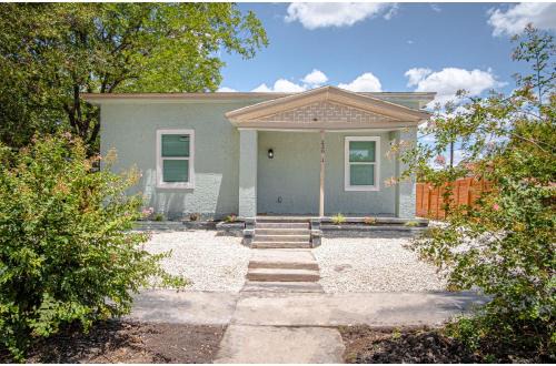 Nevada Street Apartamento | Cozy and Lovely 2BR 2BA Apt#A Near Lively Downtown