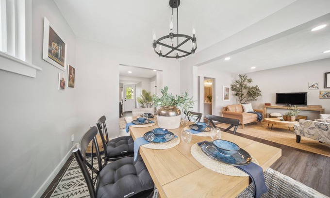 Mayfield Heights Casa | Cozy and Quaint 3 Bedroom: single-level, 5 beds fit 8 guests