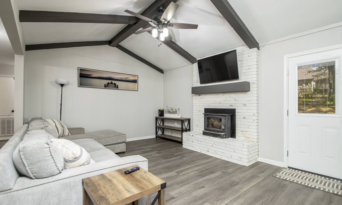 Benton Casa | Cozy and Serene 3 Bed 3 Bath in Great Area Close to Everything