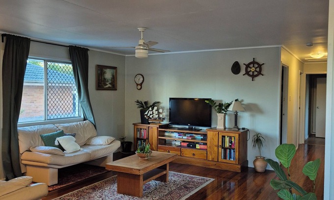 Logan Central Casa | Cozy and Vintage Retreat between Brisbane and Gold Coast! Beautifully Decorated!