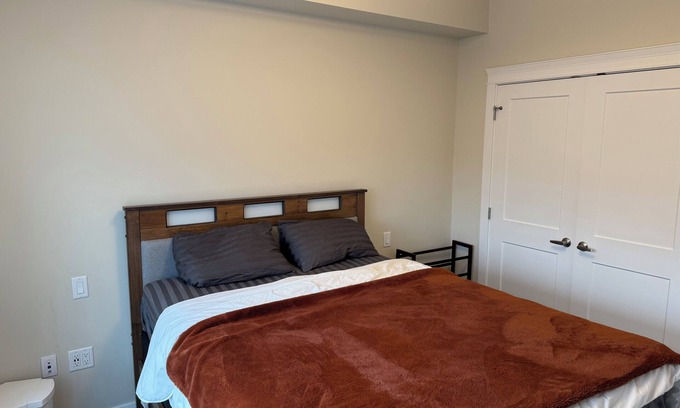 Surrey Apartamento | Cozy Apartment Living! 2 minutes away from a bus and train station to Vancouver