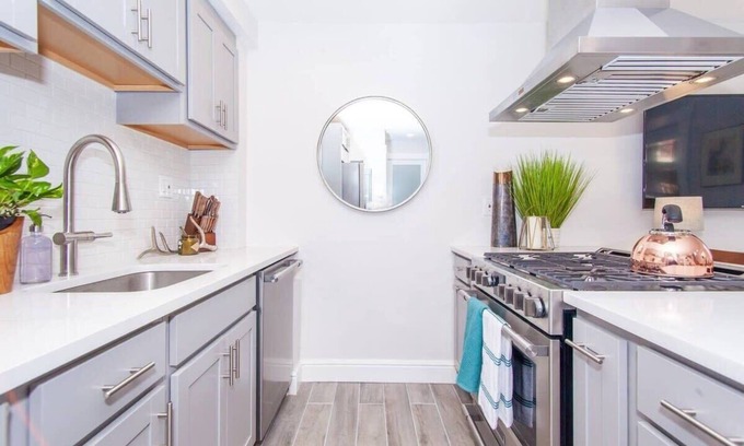 Highland Park Casa | Cozy Apartment | near T