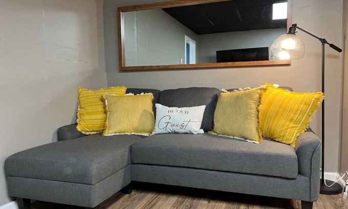 Pittsburgh Condominio | Cozy Artist Apartment, Queen Bed Stylish + WIFI!