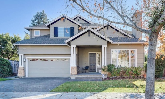 Skyhawk Commmunity Casa | Sunny Santa Rosa Stay, Hill Views, Yard & Games!