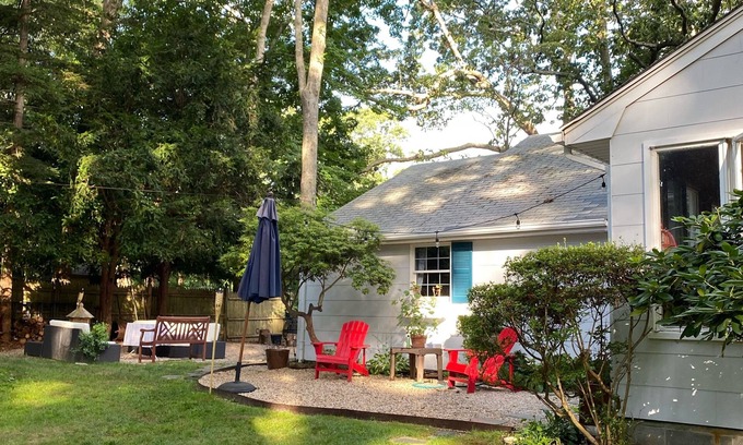 East Marion Cabaña | Cozy Beach Cottage with private shared beach