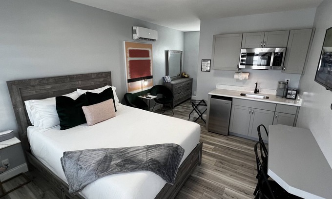 Daytona Beach Hotel | Cozy Beachside Modern Boutique Hotel Suite with Kitchen - by Oceano Suites