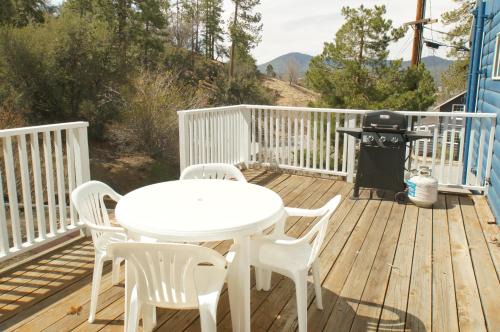 The Village Casa | Cozy Bear Cottage - Walk to Lake & Village!