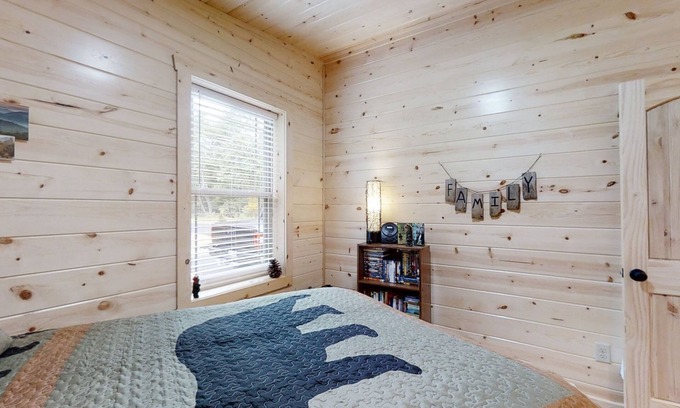Pigeon Forge Cabina | Cozy Bear Den 2 Bedroom Cabin by RedAwning