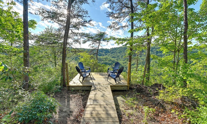 Heidelberg Cabina | Cozy Beattyville Cabin w/ Fire Pit & Hot Tub