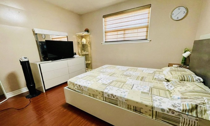 Malton Casa | Cozy & Beautiful Private Room - Minutes from airport & transit