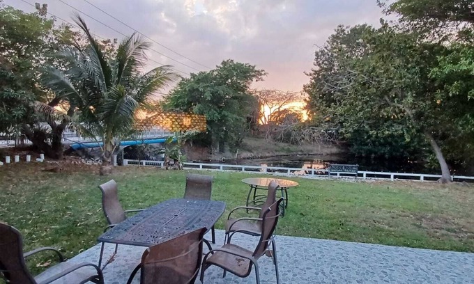 Margate Cama Y Desayuno | Cozy bedroom bathtub clean quiet neighborhood.