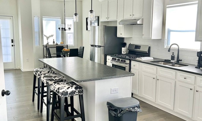 Washington Park Casa | Cozy Big Blue getaway near downtown Atlanta
