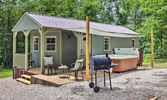 Bismarck Apartamento | Cozy Bismarck Studio Cabin w/ Private Hot Tub