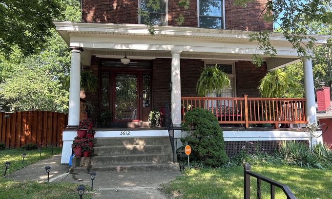 Latonia Casa | Cozy Brick house - 3 BR, 2 1/2 Bath, fenced in back yard with privacy fence.