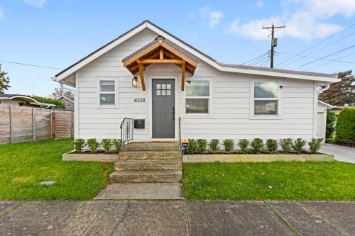 South Tacoma Casa | Cozy Bungalow Home 2br, 1ba - 9 min to Tacoma Dome