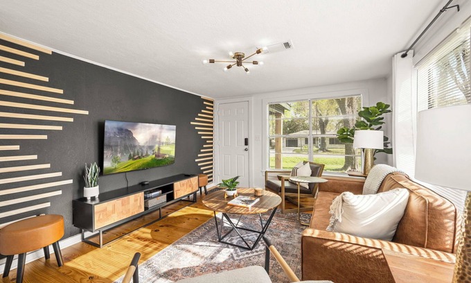 Tomball Casa | Cozy bungalow in charming Old Town Tomball