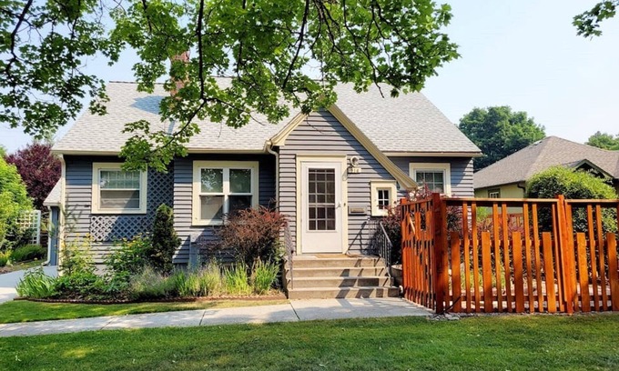 University District Casa | Cozy Bungalow in University District