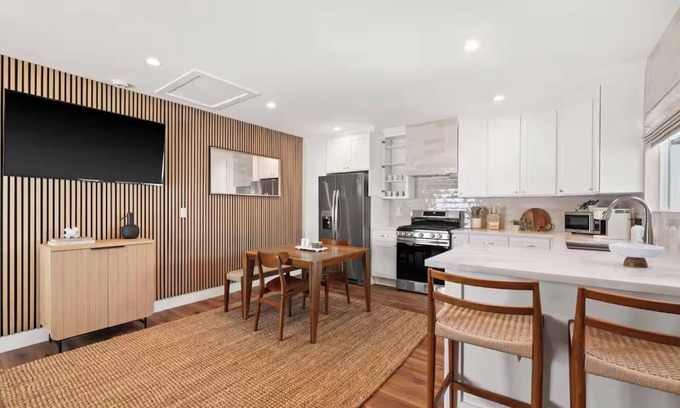 Downey Casa | Cozy Bungalow near Disney, Knott’s, & DTLA