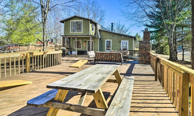 Byrdstown Cabaña | Cozy Byrdstown Cottage - Seasonal Lake Views!