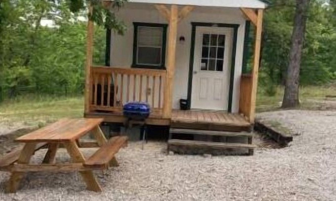 Bennett Springs Cabina | Cozy Cabin #4 . Located 1 mile from Bennett Spring state park.