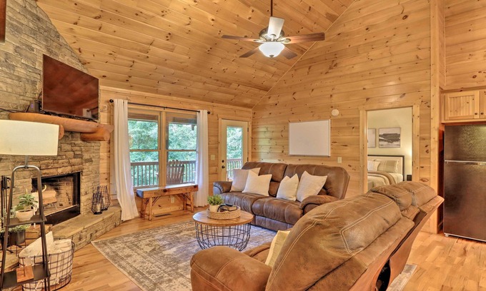 Ellijay Cabina | Cozy Cabin at a Mountain Resort 4 Mi to Downtown!