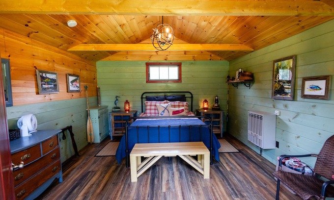 Turner Cama Y Desayuno | Cozy Cabin at Farm Bed and Breakfast in Maine