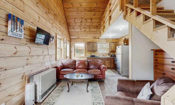 Jeffersonville Cabina | Cozy cabin close to Smuggler's Notch w/ firepit, gas grill, trail to river, wifi