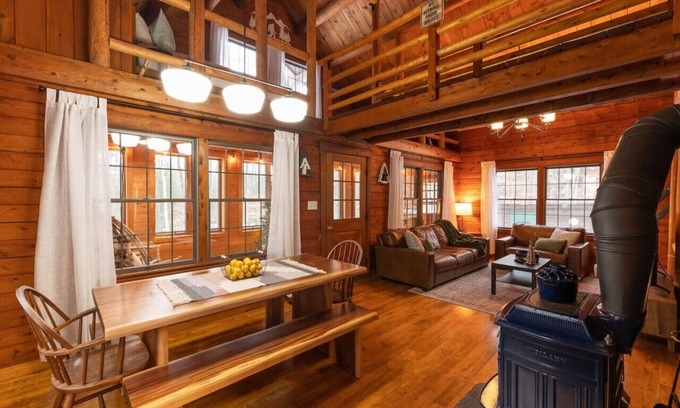 North Conway Cabina | Cozy Cabin Couture, hottub, dogs