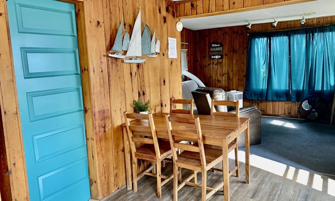 Roosevelt Cabina | Cozy Cabin Getaway Right on the Water! Great fishing lake. Near Mille Lacs