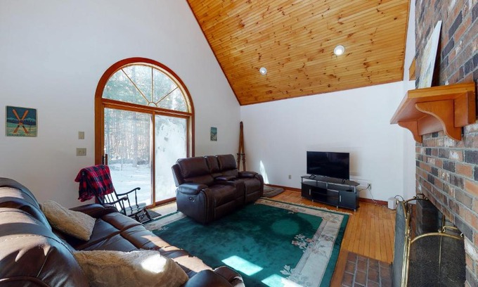 South Londonderry Casa | Cozy Cabin in the Woods
