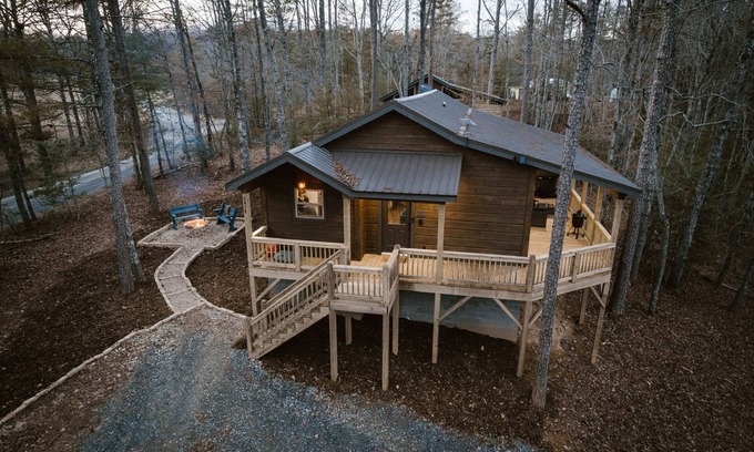 Murphy Cabina | Cozy Cabin King Suite, Hot tub, Gas Fireplace, Fire Pit, Grill & Games