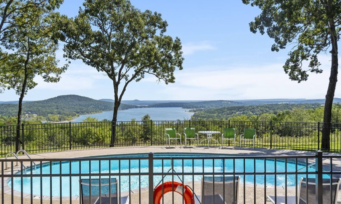 Shell Knob Cabina | Cozy Cabin near Dogwood Canyon. Private deck, beautiful view & pool!