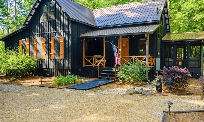 Lakemont Cabina | Cozy cabin near Lake Rabun and Clayton. Dog friendly!