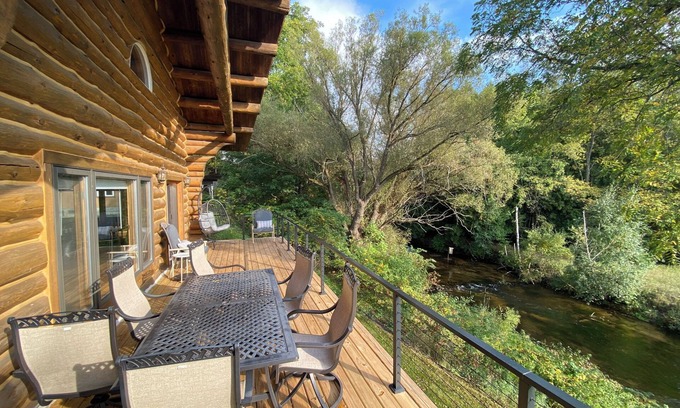 Pentwater Cabina | Cozy cabin on the serene Pentwater River with hot tub and ac