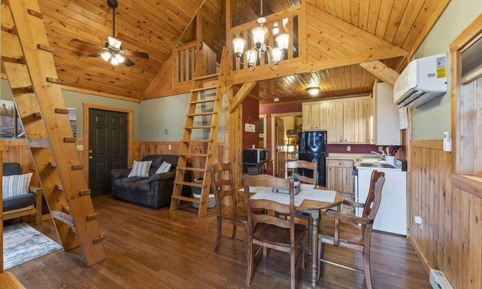 Hayward Cabina | Cozy cabin on the water and still close to everything!!