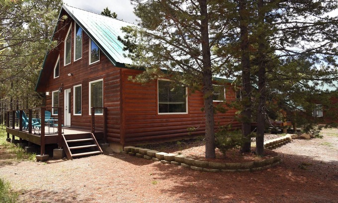 Island Park Cabina | Cozy Cabin Retreat – Sleeps 11 – Near Yellowstone National Park & Island Park Re