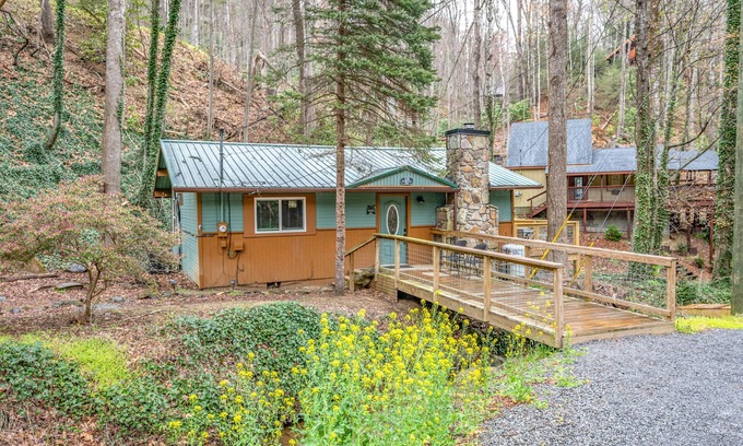 Chalet Village Cabina | Cozy Cabin, Sits on Amazing Creek, Fire Pit, Close to Downtown Gatlinburg & Ober
