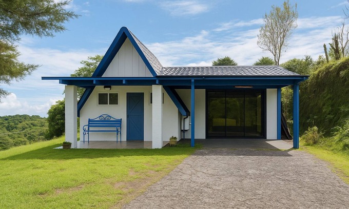 Vara Blanca Chalet De Esquí | 🌄 Cabaña con Terraza y Vista al Volcán Poás – Naturaleza y Descanso