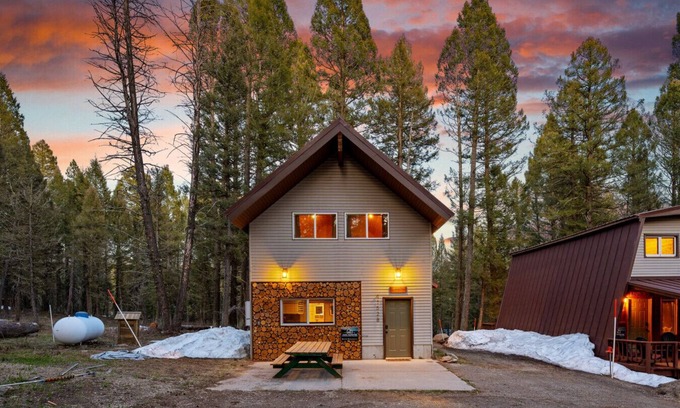 Island Park Apartamento | Cozy Cabin w/ Foosball + Fire Pit | 40 Mins to YNP
