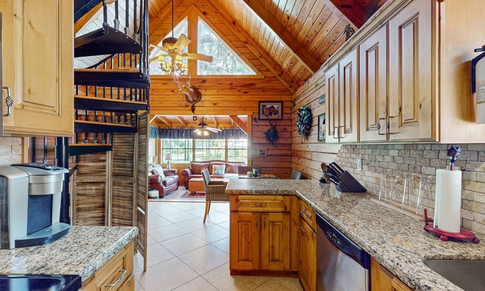 Okeechobee Cabina | Cozy cabin with boat dock/parking, fishing, shared pool & Dog friendly