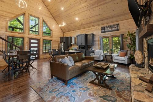 Broken Bow Casa | Cozy Cabin with Hot Tub, Fire Pit and Arcade Games