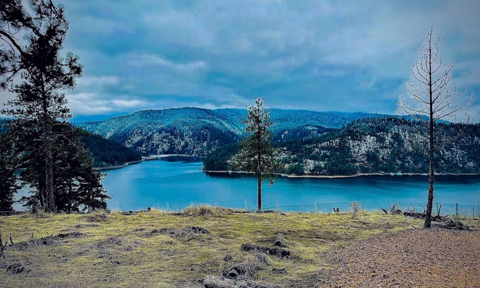 Coeur d'Alene Cabina | Cozy cabin with lake views, fire pit, deck, and high speed WiFi