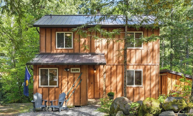 Rhododendron Cabina | Cozy cabin with private hot tub - Trails and Sandy River nearby - Sleeps 7